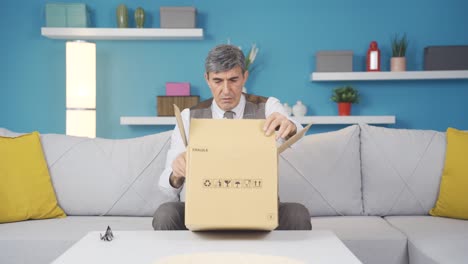 el anciano que está enojado con el producto equivocado que salió de la carga.