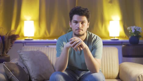 retrato de un hombre triste por la noche en casa.