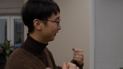 대화 중인 남자