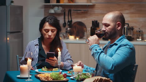 Beim-Abendessen-Auf-Dem-Handy-Surfen