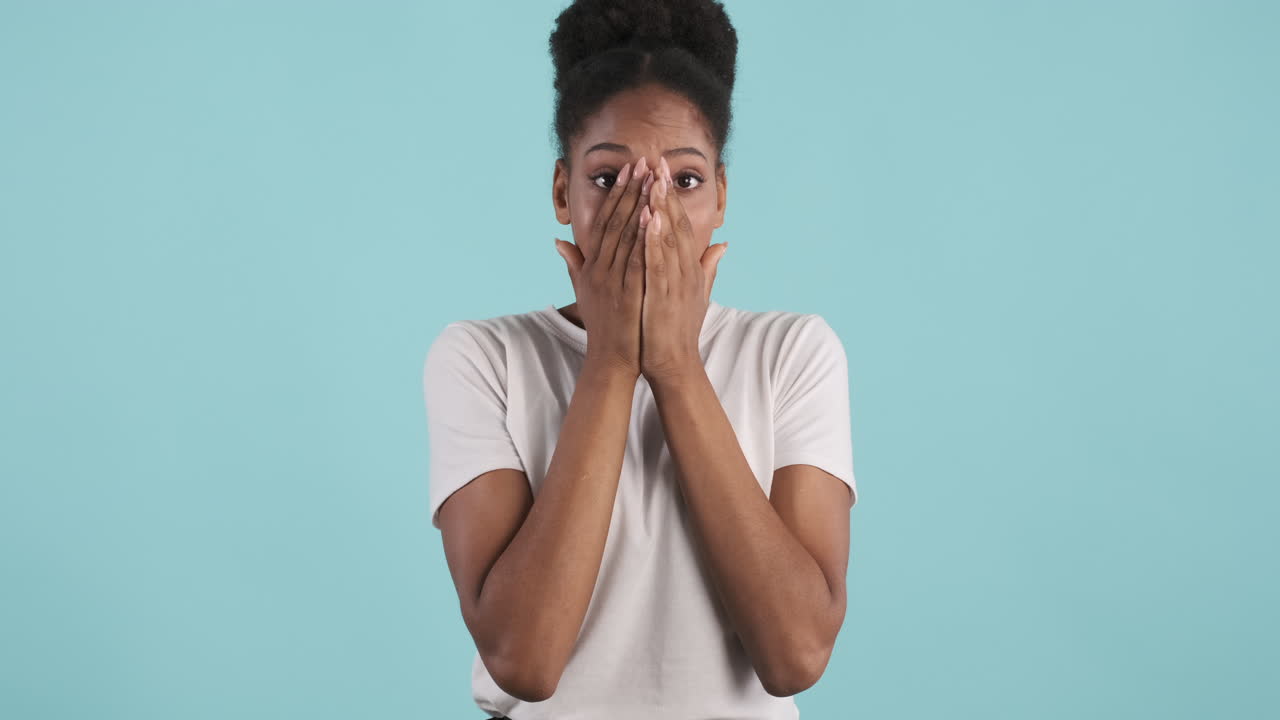 mujer avergonzada cubriendo su cara