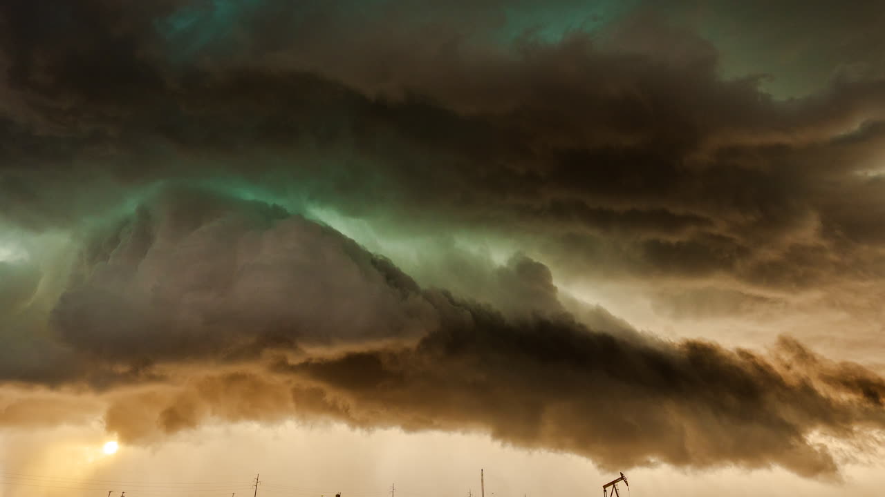 Nuvens de tempestade densas se movendo pelo céu com movimento natural contínuo e profundidade