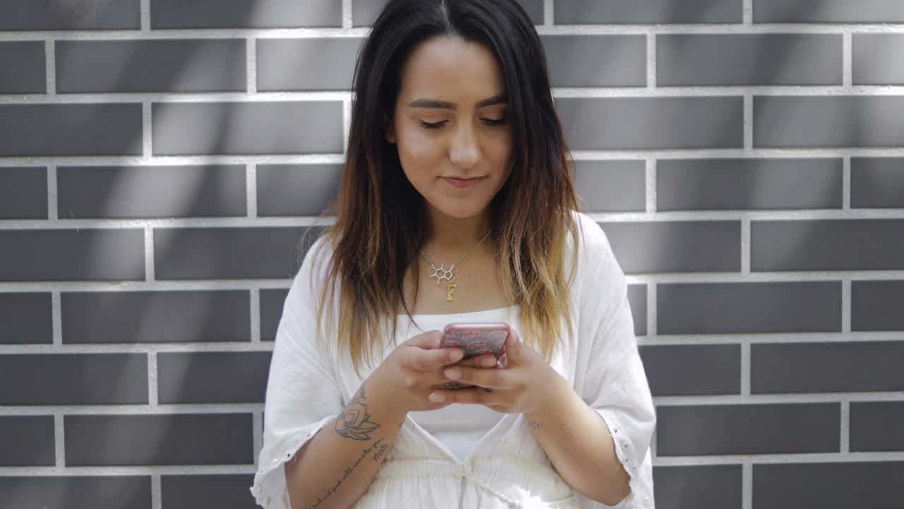 Giovane donna che legge un messaggio sul suo cellulare