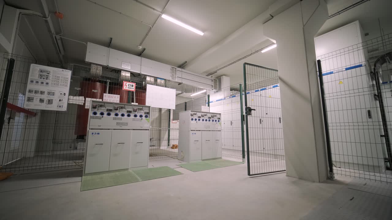 sala de control de tensión eléctrica de una planta