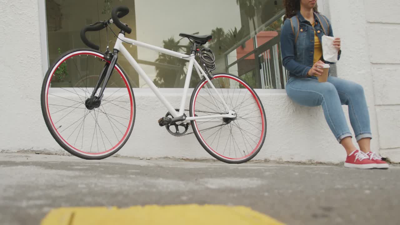 헤드폰을 착용하고 커피를 마시는 행복한 두 인종의 여성