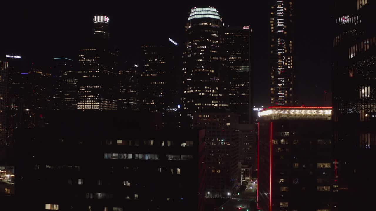 esta es una grúa nocturna derribada en el centro de los ángeles