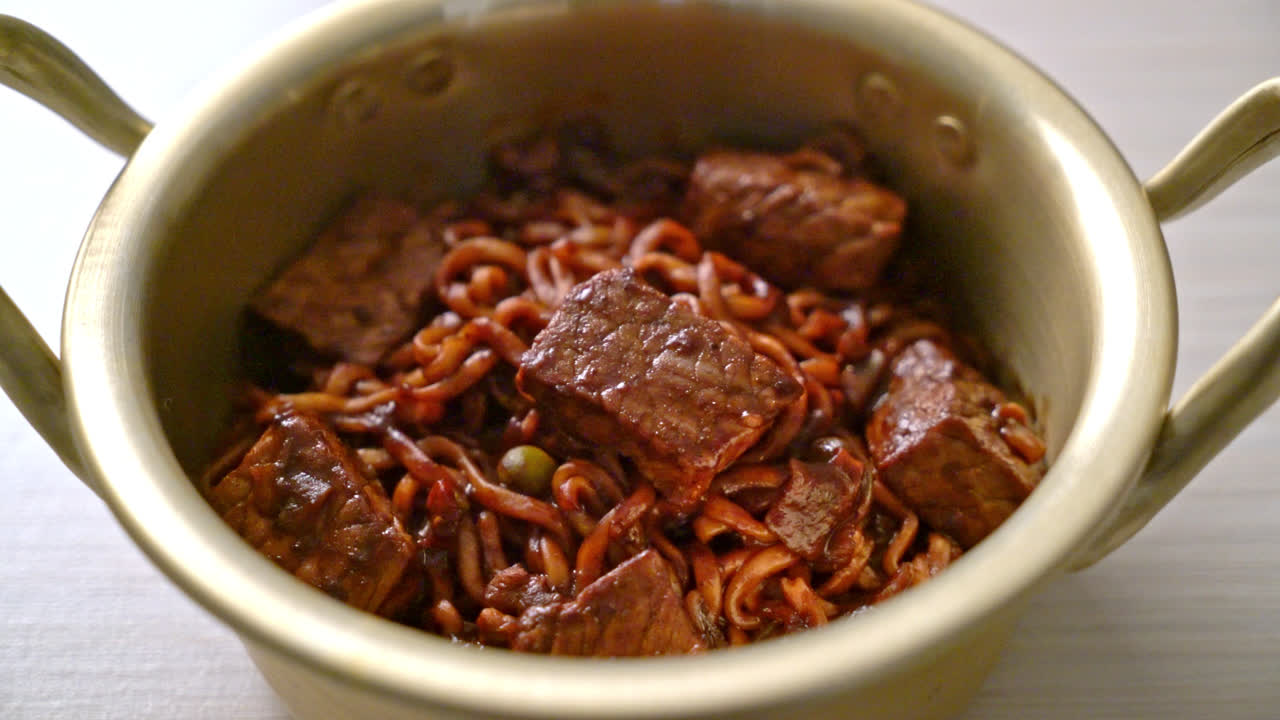 jjapaguri o chapaguri, fideos picantes de frijoles negros coreanos con carne de res - estilo de comida coreana