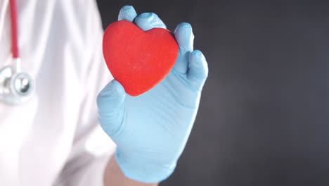 médico con un corazón rojo