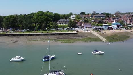 Río-De-Marea-Baja-Con-Botes-Y-Un-Embarcadero,-Este-Video-Fue-Filmado-En-Un-Día-Soleado-En-El-Sur-De-Inglaterra