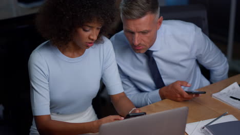 Hombre-Y-Mujer-Enfocados-Mirando-Teléfonos-Inteligentes-En-El-Lugar-De-Trabajo.-Pareja-De-Negocios-Trabajando