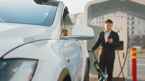 carga de automóviles eléctricos en la estación