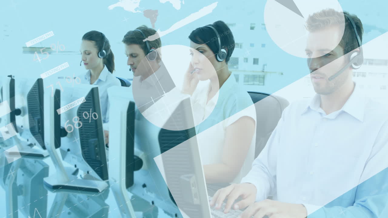 사무실에서 일하는 동안 전화 헤드 ⁇ 으로 이야기하는 다양한 동료에 대한 데이터 처리 애니메이션