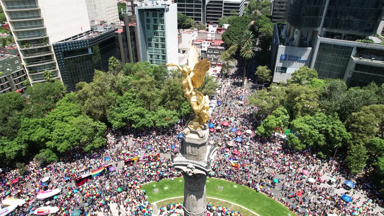 toma de avión no tripulado orbital del ángel de la independencia en la ciudad de méxico durante el desfile del orgullo 2023