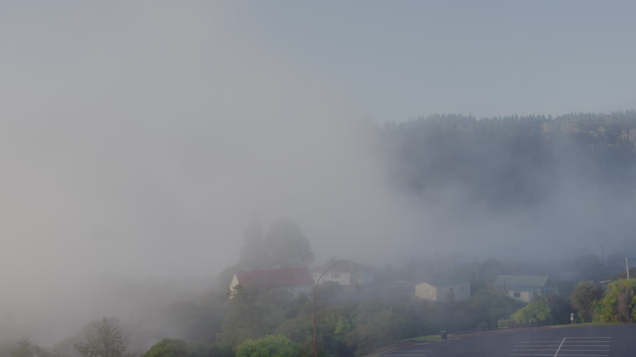 지열 증기의 큰 구름이 로토루아 (rotorua) 에서 공중으로 상승합니다.