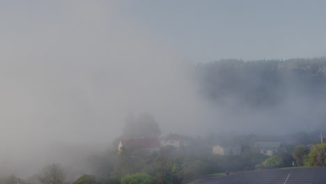grandes nubes de vapor geotérmico se elevan en el aire en rotorua, nueva zelanda.
