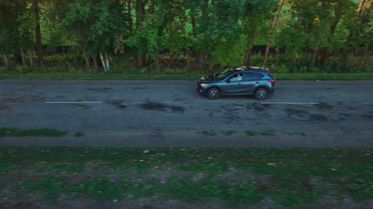 Auto che guida su una strada di campagna
