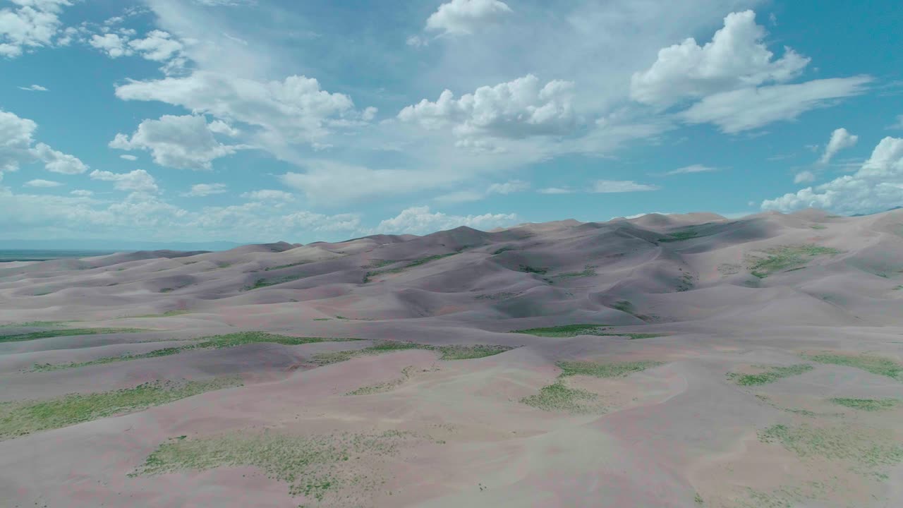 몽환적이고 부드러운 산의 조감도