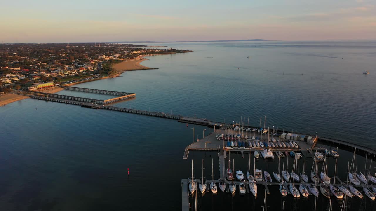 브라이튼 피어 (brighton pier) 의 보트 위를 는 드론 영상