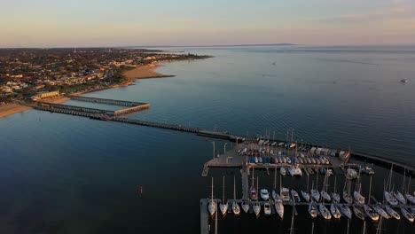 imágenes de drones panorámicas sobre los barcos en el muelle de brighton
