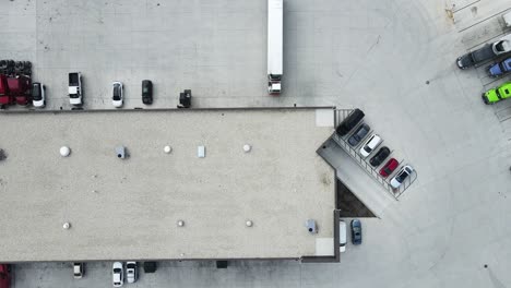 tractor de terminal tire del refrigerador hacia el taller de reparación de la bahía aéreo de arriba hacia abajo video drone 4k