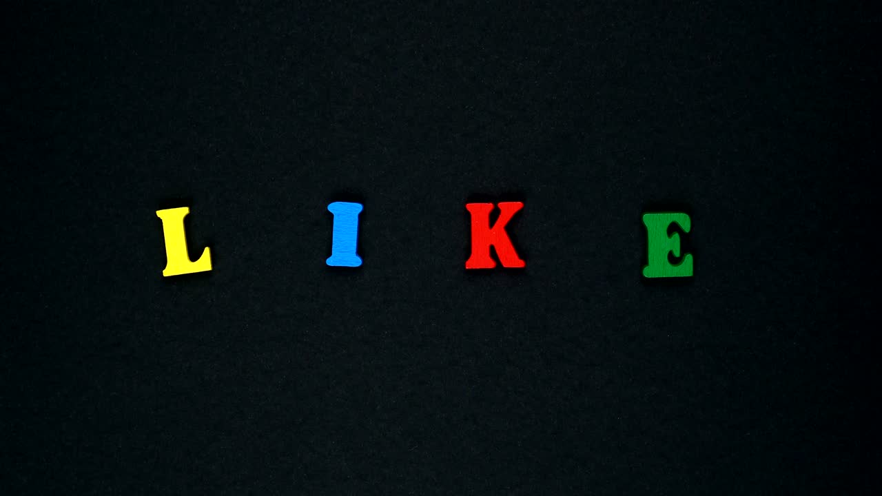 나무로 만든 다채로운 글자로 구성된 단어 모양. 다채로운 단어 루프.