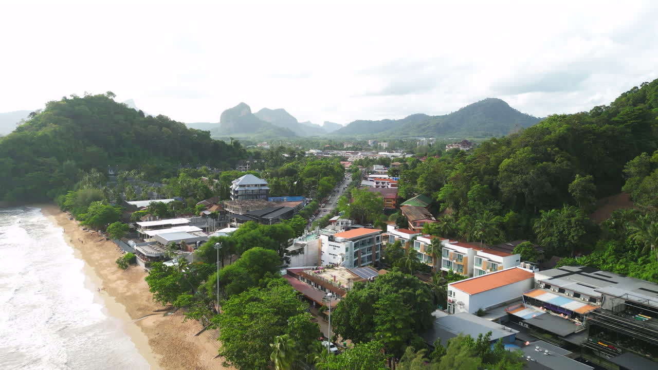vuelo aéreo desde la playa de ao nang hacia la ciudad, montañas en el fondo, tailandia