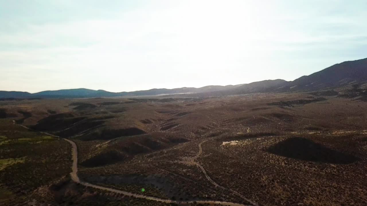 carretera del desierto al atardecer y al anochecer con un río serpiente y mesetas de un dron en 1080p verano de 2018