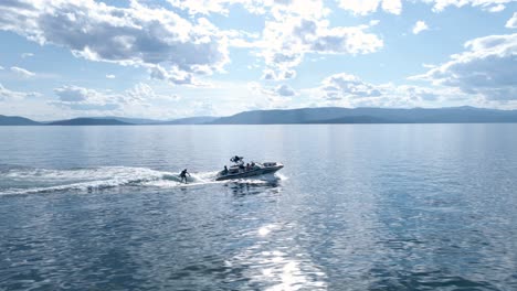 Wake-Surf---Canotaje-En-El-Lago-Flathead-En-Montana---Drone-Aéreo