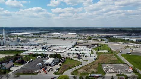 Drohne-Schwenkt-Durch-Das-Industriegebiet-Von-Milton-In-Der-Nähe-Einer-Autobahn