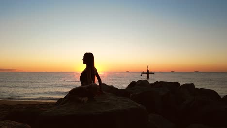 Sonnenaufgang-Weibliche-Balletttänzerin-Durchführung-In-Den-Strand-Bei-Sonnenuntergang