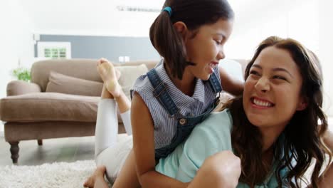 Madre-E-Hija-Jugando-En-La-Sala-De-Estar