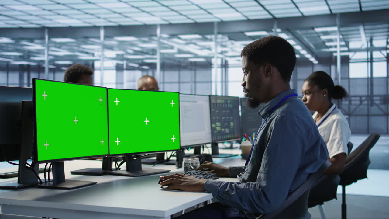 equipo diverso que trabaja en un centro de datos moderno