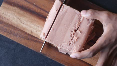cortar un bloque de carne procesada