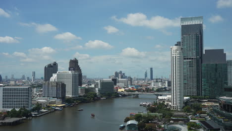 Lapso-De-Tiempo-Del-Tráfico-Fluvial-Moviéndose-Hacia-Adelante-Y-Hacia-Atrás-Y-Arriba-Y-Abajo-Del-Río-Choa-Phraya,-Bangkok,-Tailandia