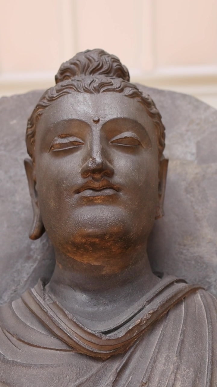 Vedute dettagliate di una statua di Buddha a Edimburgo