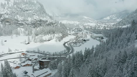 vue aérienne de la ville suisse éloignée par temps de neige dans le paysage d'hiver