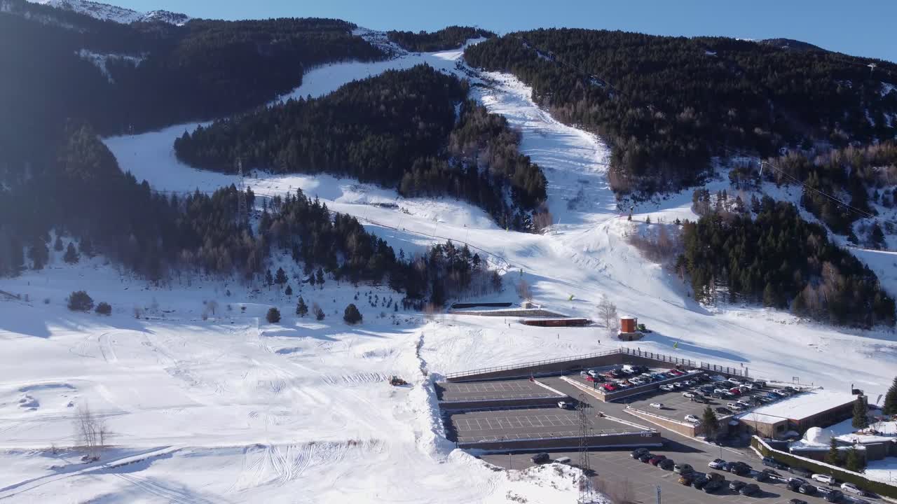vista aérea de las pistas de esquí entre pinos en una estación de esquí en andorra, aparcamiento al pie de las pistas
