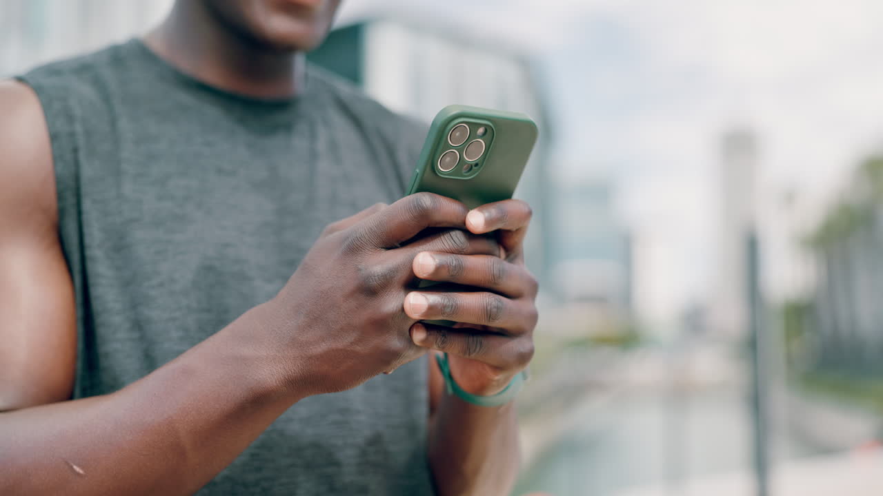 hombre usando un teléfono inteligente al aire libre