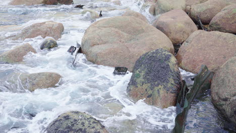 Teile-Eines-Alten-Schiffswracks,-Gefangen-Zwischen-Felsen-Im-Vereinigten-Königreich-–-Nahaufnahme