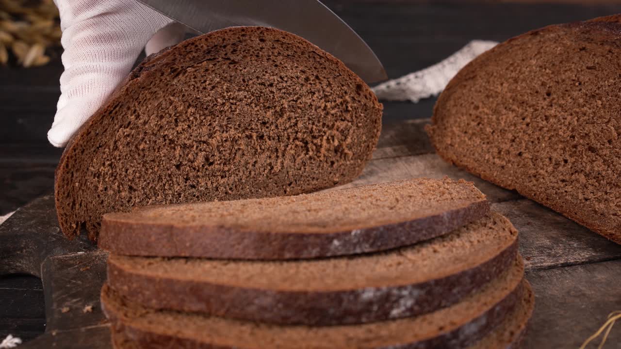 el chef corta pan de lechuga casera en rebanadas con un cuchillo de cocina. primer plano