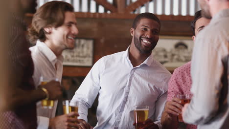 grupo de amigos masculinos en la noche para la fiesta de soltero juntos
