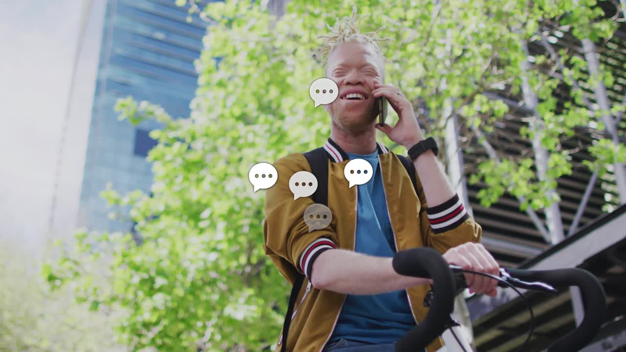Tecnologia mobile che mostra un ciclista che telefona con lo smartphone, avviando bolle di chat che visualizzano messaggi in arrivo.