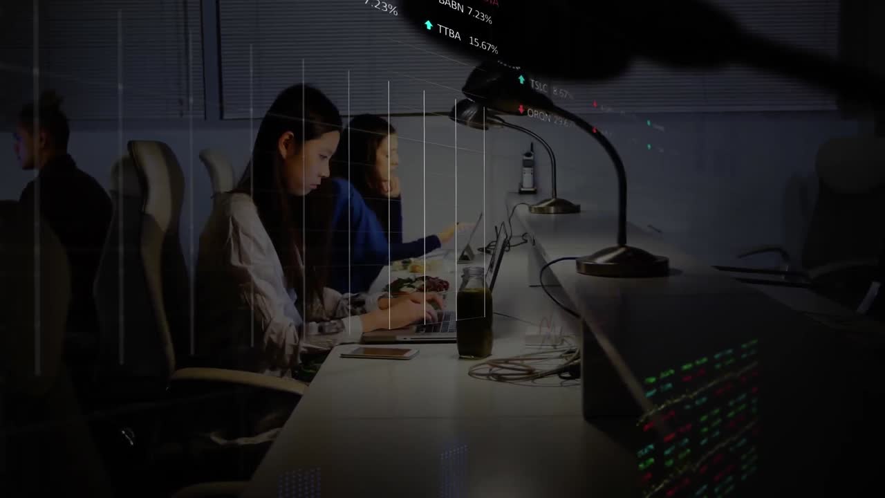 사무실에서 다양한 사업가들에 대한 금융 데이터 처리의 활성화