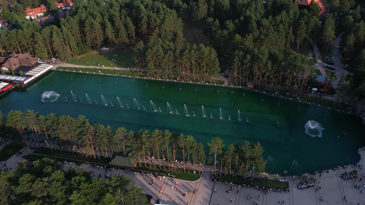 Vista aerea di un lago con fontane e parco circostante