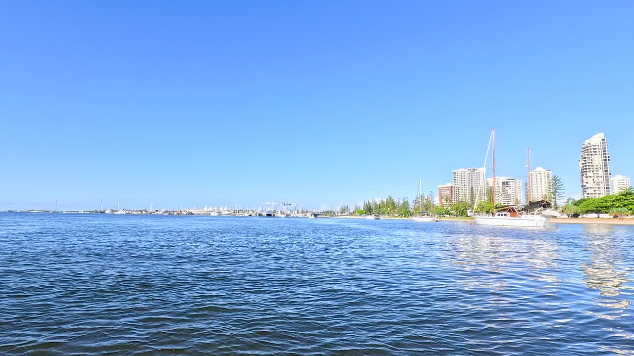 도시 스카이라인을 볼 수 있는 평화로운 강 항해