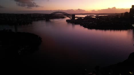 Impresionante-Amanecer-En-El-Puerto-De-Sydney-Con-El-Puente-Del-Puerto-Y-El-Teatro-De-La-ópera-En-La-Procedencia