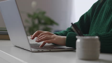 La-Mujer-Se-Comunica-En-Las-Redes-Sociales-Enviando-Mensajes-Mediante-Una-Computadora-Portátil-Escribiendo-En-El-Teclado.-Primer-Plano-De-Las-Manos-Charlando-En-Internet.