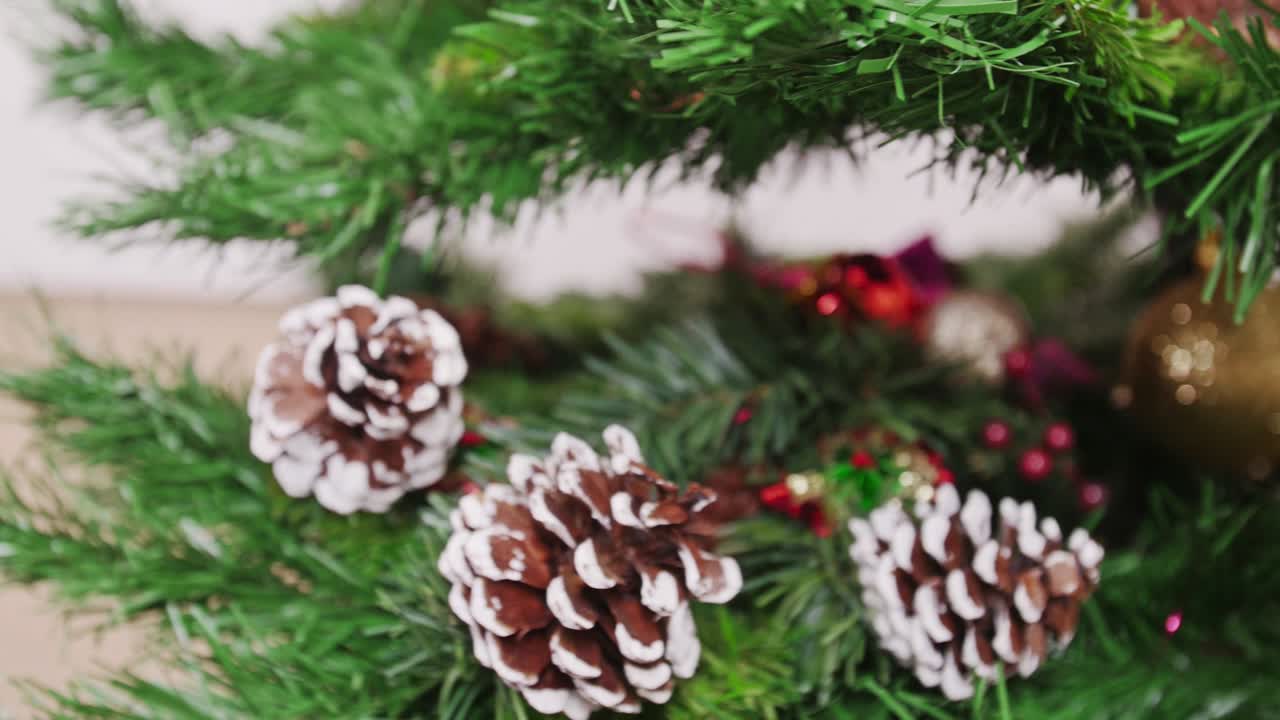 크리스마스 트리의 장식 오래된 부러진 공. 판