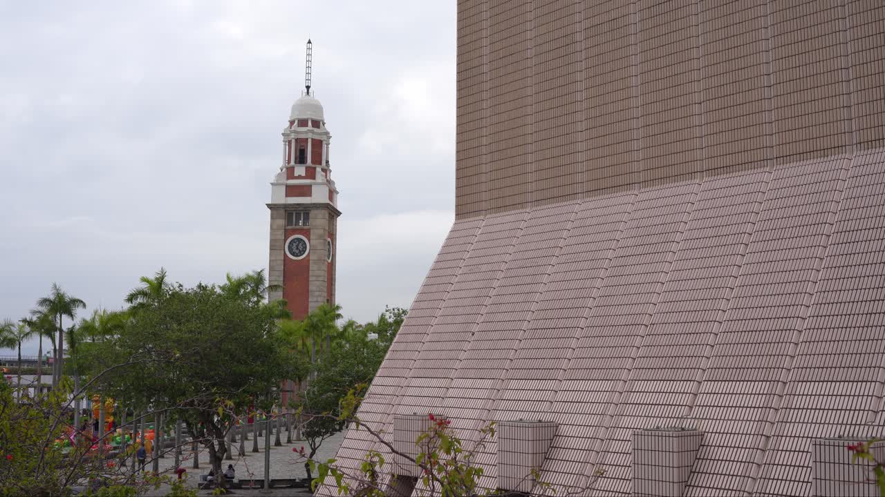 torre del reloj de hong kong, antigua torre de ladrillo rojo que establece la vista