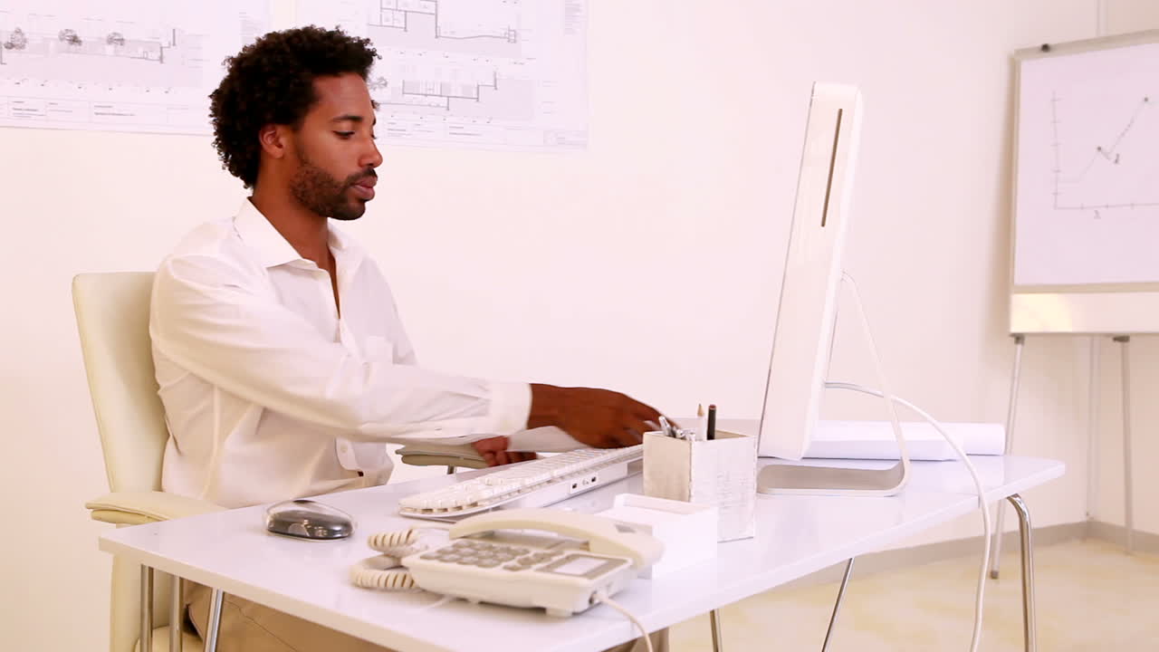 L'architecte travaille à son bureau.